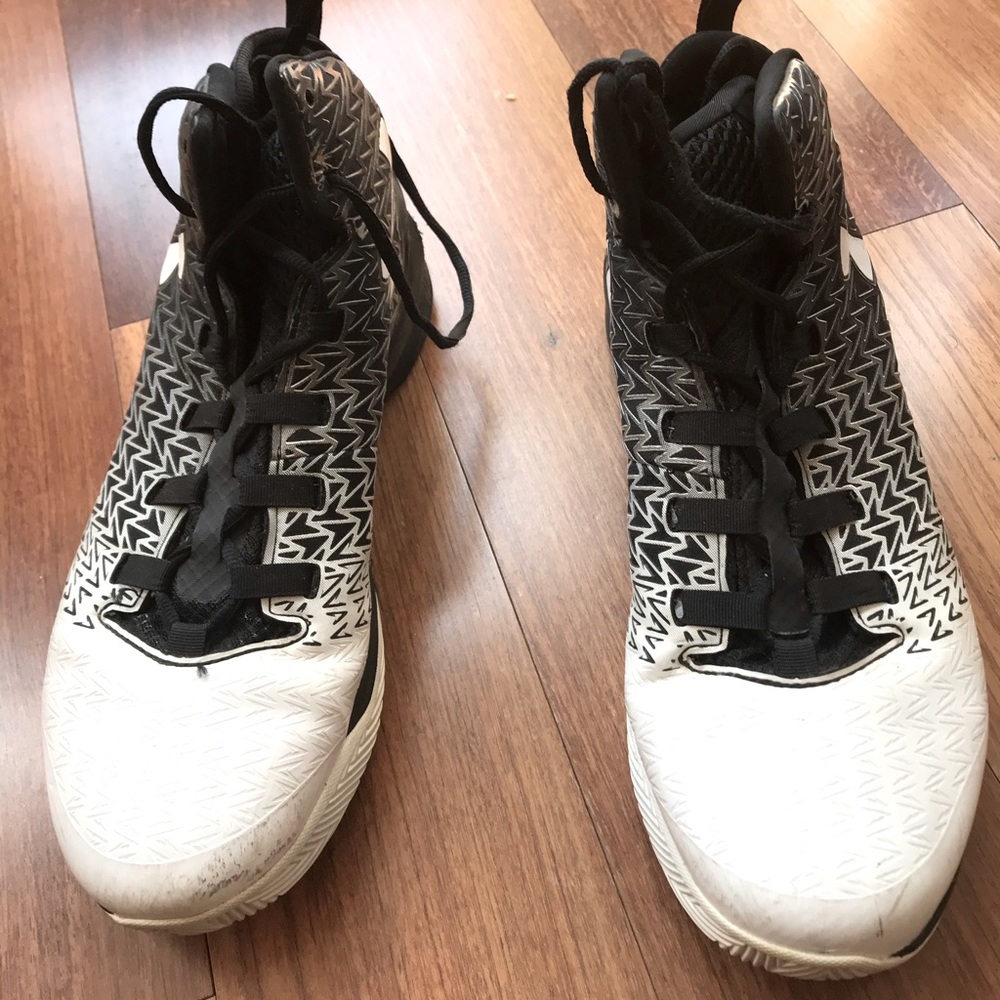 Basketball shoes